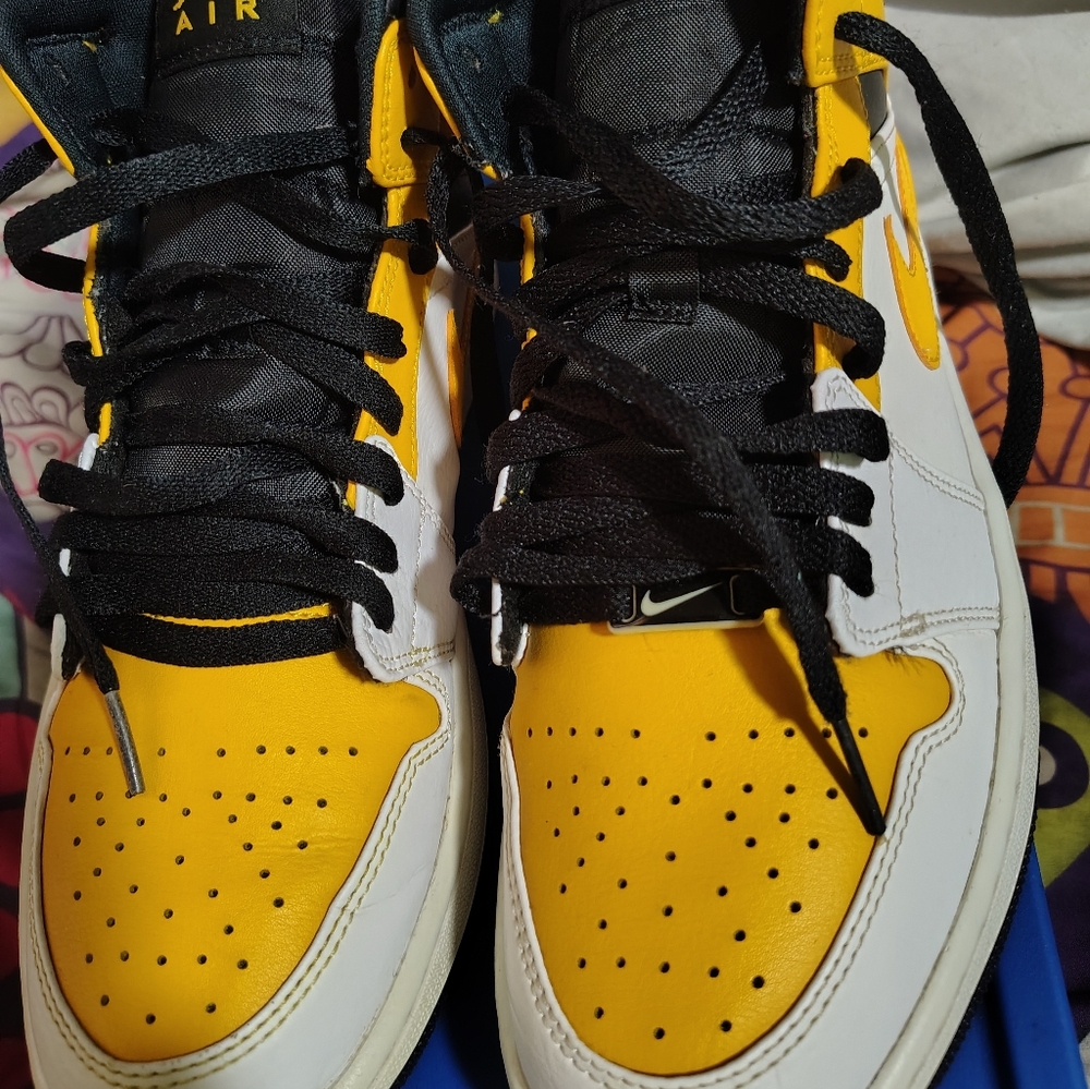 😎🔥🔥MENS JORDAN SNEAKERS-- Black, White,& Mustard M- 9.5 W- 11
